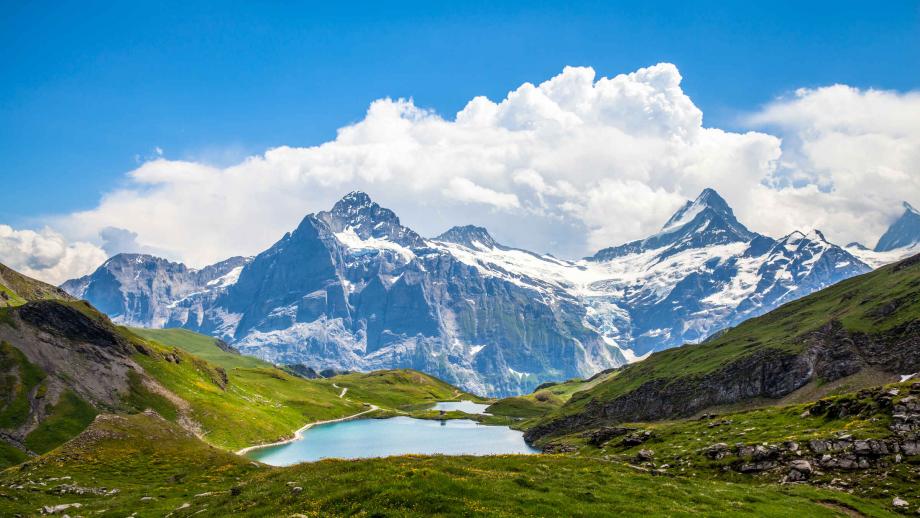 İsviçre dağlarından bir görüntü 