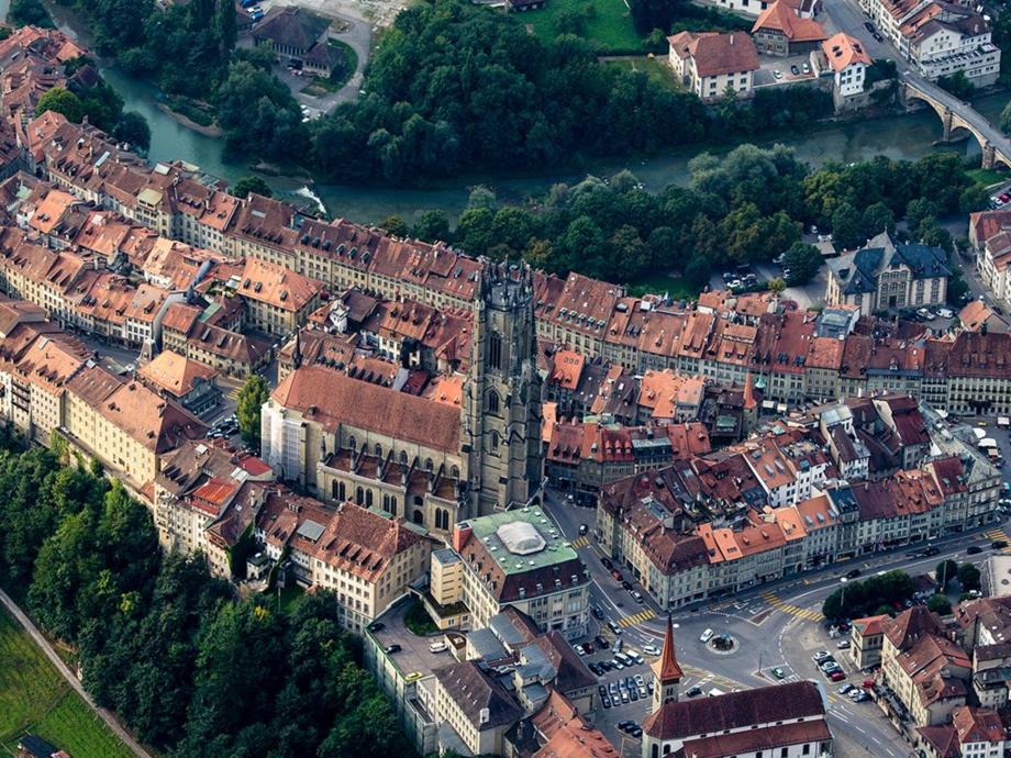 Fribourg şehrinin havadan çekilmiş fotoğrafı