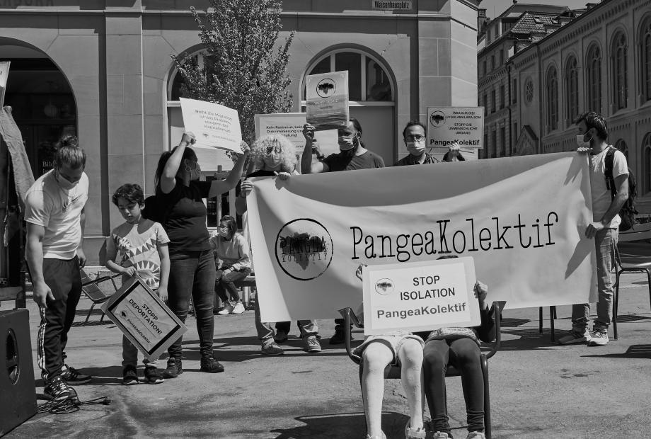 PangeaKolektif pankartı ve dövizleri taşıyan kitle fotografı