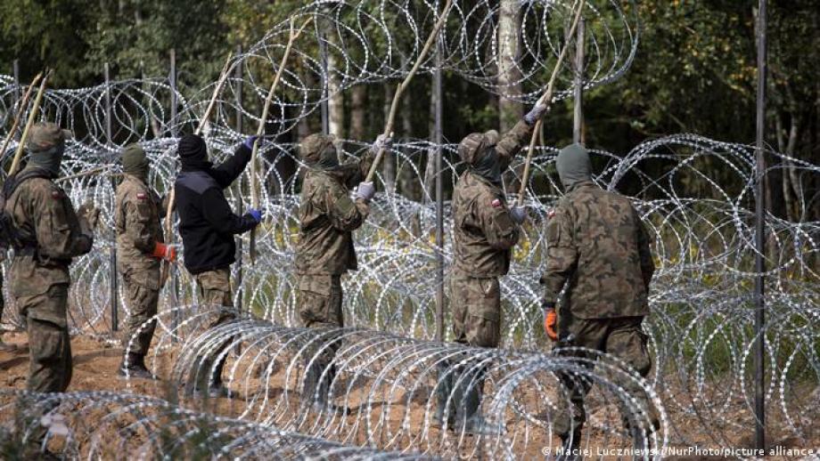 Polonya sınrında askerler tel örgüleri yerleştiriyor