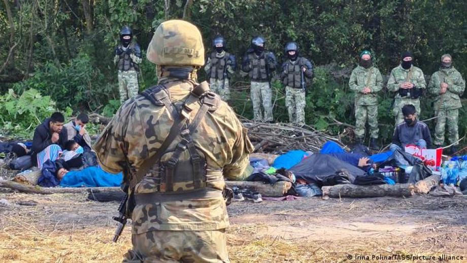 Polonya sınrında mülteci ve asker görüntüleri