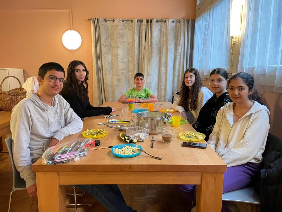 Çocuk buluşmasından 6 çocuğun masa başında oturmuş yemek yerken fotoğrafları