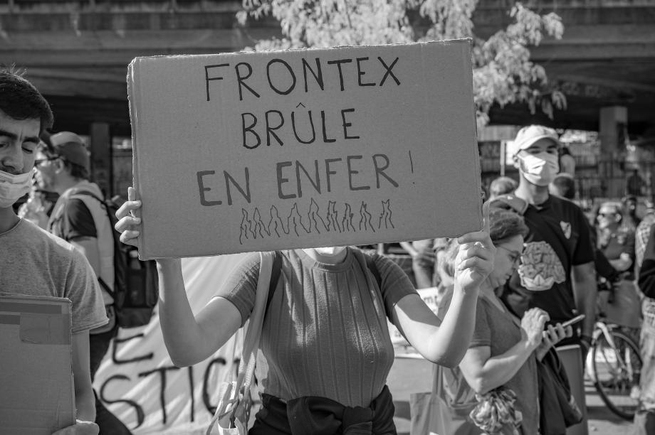 Frontex karşıtı bir eylemden Frontex Cehennemde yanıyor yazılı döviz görseli