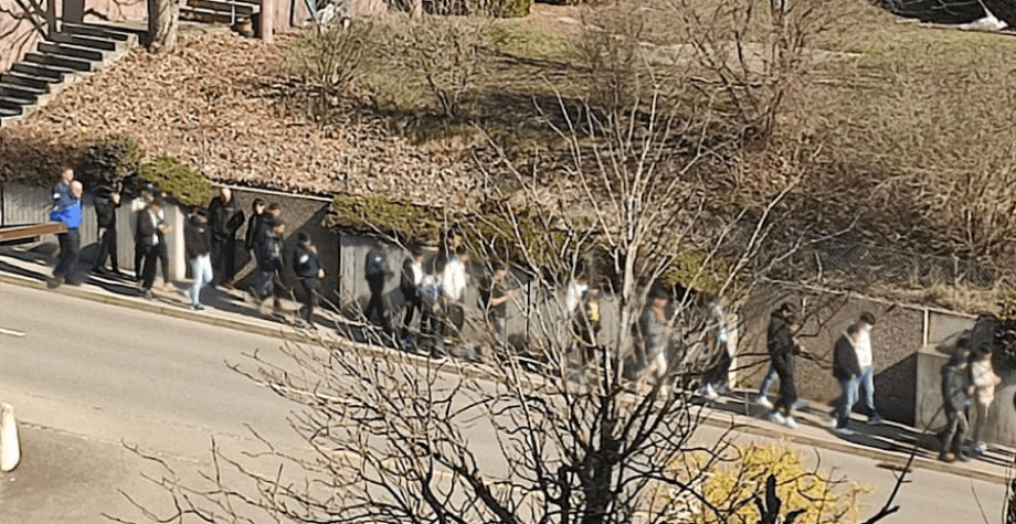 Polis eşliğinde bir yerden başka bir yere götürülen mültecilerin görüntüsü