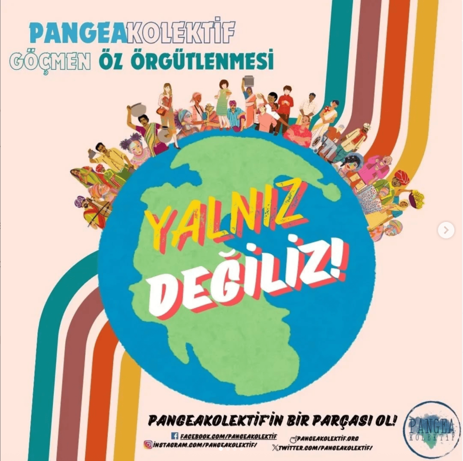 dünya imajı üzerinde göçmenler imajı olan görselde PangeaKolektif Göçmen Öz Örgütlenmesi yazan ve dünya üzerinde Yalnız Değiliz yazılı