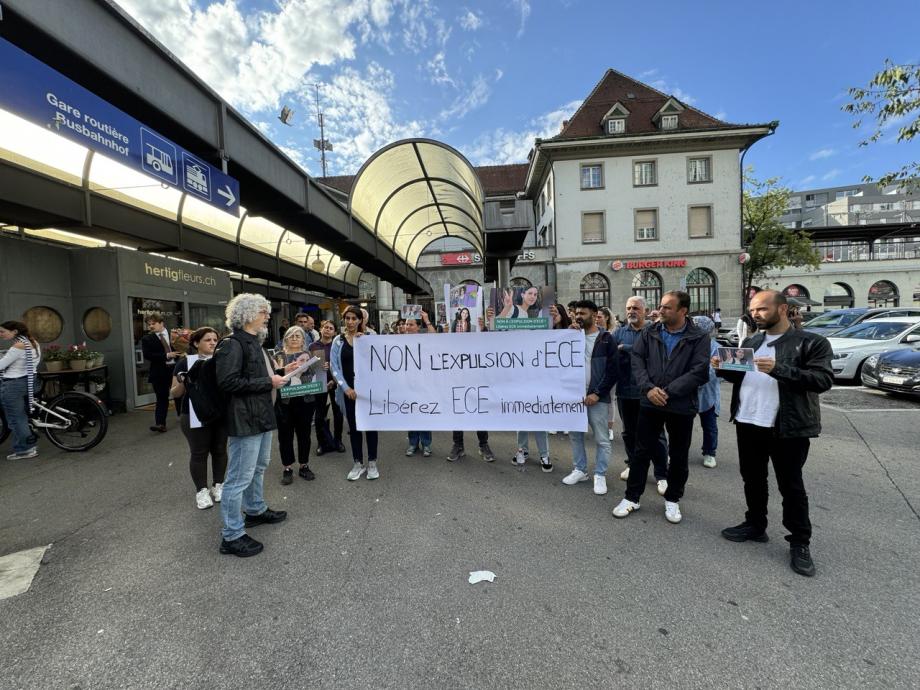 Gar önünde pankart arkasında toplanan kitle fotoğrafı