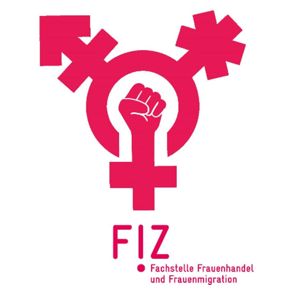 FİZ (Fachstelle Frauenhandel und Frauenmigration) kuruluşu logosu: Üçlü cinsiyet sembolünü (transgender sembolü) merkezine alan ve içinde sıkılmış bir yumruk gösteren pembe-kırmızı simge. Altında 'FİZ' yazısı ve 'Fachstelle Frauenhandel und Frauenmigration' alt başlığı bulunuyor.