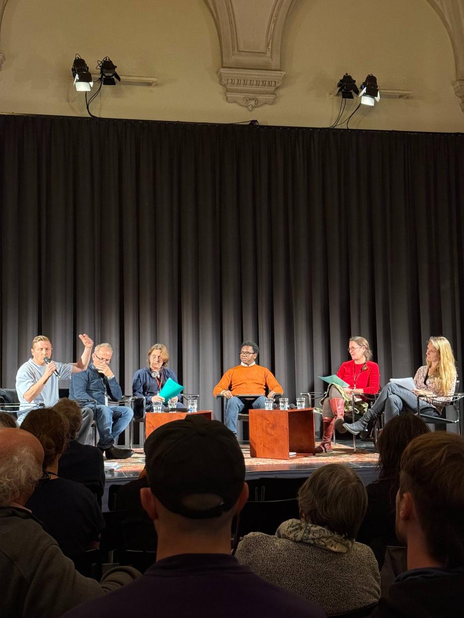 kongrede yuvarlak masa tartışmasından bir fotoğraf. 6 kişi kitlenin karşısında oturuyor