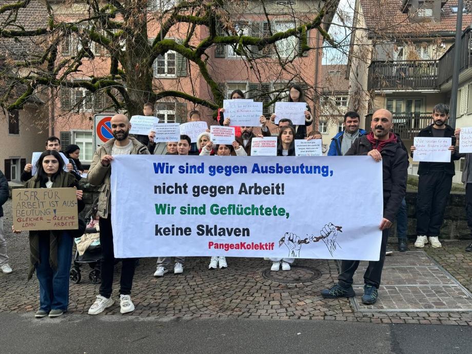 basın açıklamasında ellerinde dövizleri ve pankartla duran kitle fotoğrafı