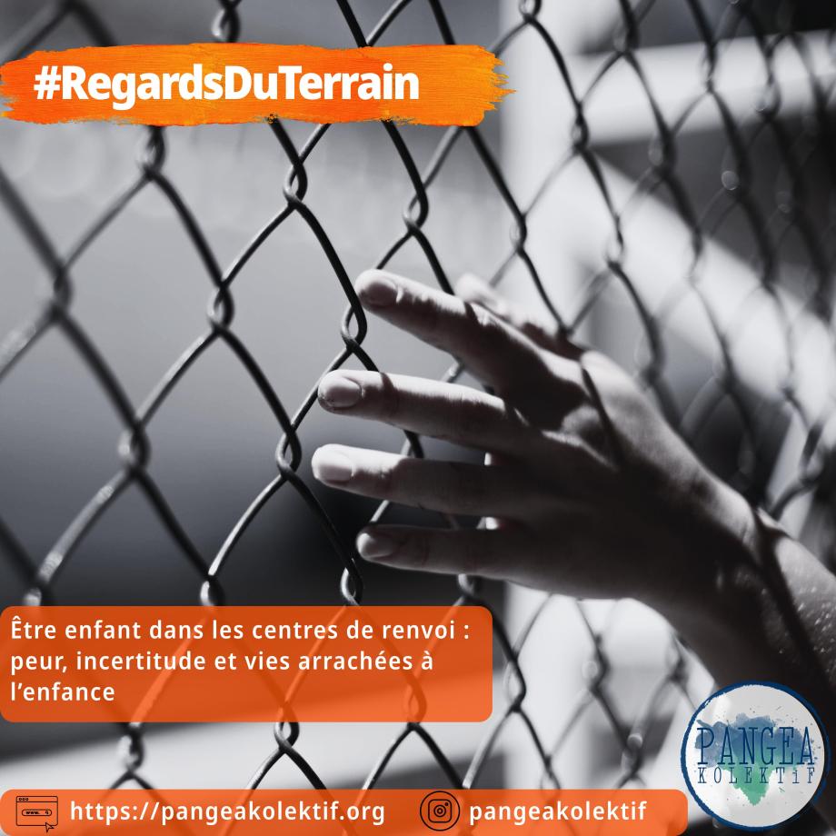 Photo en noir et blanc : une main posée contre un grillage. En haut, l’intitulé « #Saha Değerlendirmesi » (évaluation de terrain) ; en bas, le texte « Geri gönderme kamplarında çocuk olmak : Korku, belirsizlik ve çocukluktan koparılan hayatlar » (Être enfant dans les camps d’expulsion : peur, incertitude et vies arrachées à l’enfance). En bas à droite, le logo de Pangea Kolektif.