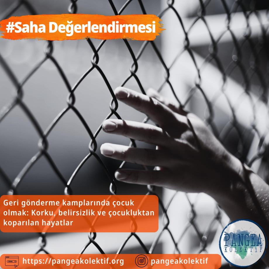 Siyah beyaz fotoğrafta bir el, tel örgülü bir çitin üzerine dayanmış. Üstte “#Saha Değerlendirmesi” etiketi, altta “Geri gönderme kamplarında çocuk olmak: Korku, belirsizlik ve çocukluktan koparılan hayatlar” yazısı. Sağ altta Pangea Kolektif logosu.
