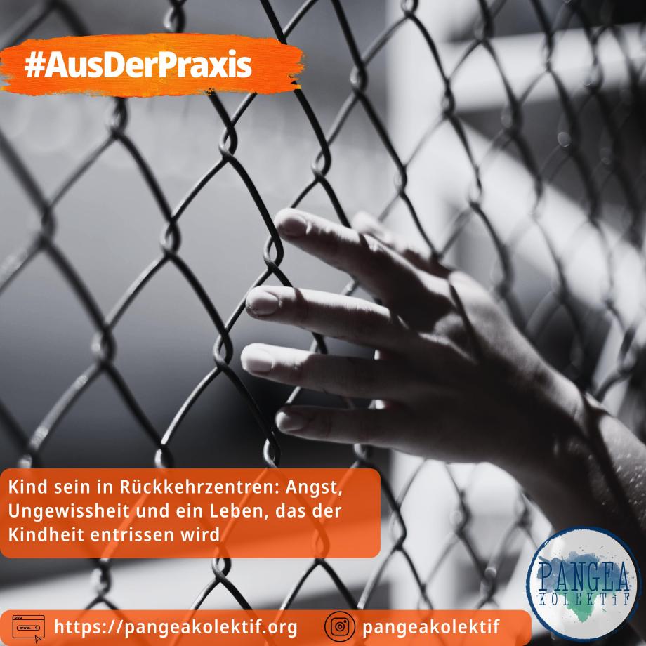 Schwarz-weißes Foto: Eine Hand liegt an einem Maschendrahtzaun. Oben der Schriftzug „#Saha Değerlendirmesi“ (Feldbewertung), darunter der Text „Geri gönderme kamplarında çocuk olmak: Korku, belirsizlik ve çocukluktan koparılan hayatlar“ (Kind sein in Abschiebelagern: Angst, Ungewissheit und aus der Kindheit gerissene Leben). Unten rechts das Logo von Pangea Kolektif.