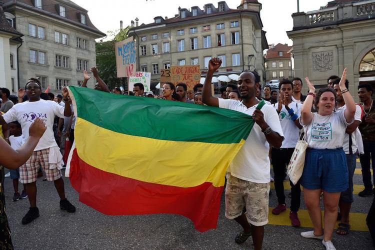 Etiyopya bayrağı ile çoğunluğunu Etiyopyalı mültecilerin oluşturduğu eylemcilerin görüntüsü