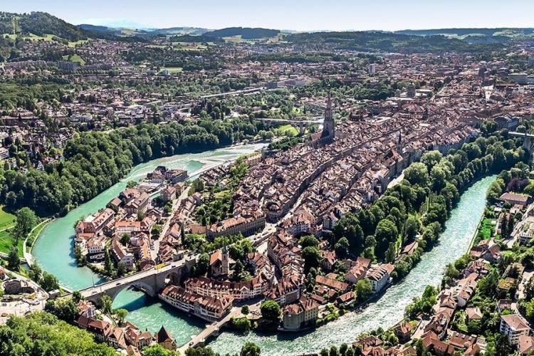 Bern şehrinin havadan çekilmiş fotoğrafı