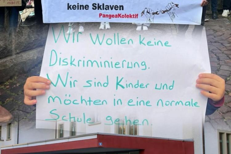 eylemden pankart, bir çocuğun elindeki döviz ve kampın görüntüsü