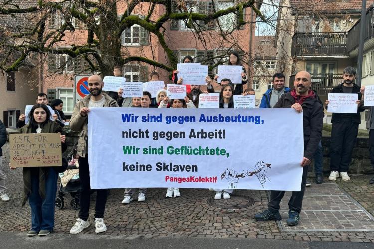 basın açıklamasında ellerinde dövizleri ve pankartla duran kitle fotoğrafı