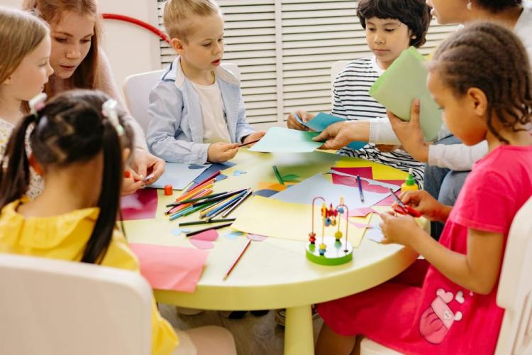 Küçük çocuklar birlikte aktivite yapıyor