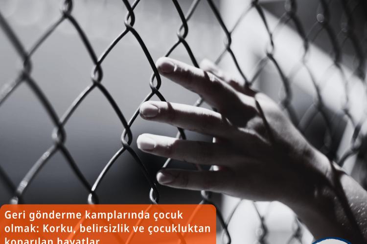 Siyah beyaz fotoğrafta bir el, tel örgülü bir çitin üzerine dayanmış. Üstte “#Saha Değerlendirmesi” etiketi, altta “Geri gönderme kamplarında çocuk olmak: Korku, belirsizlik ve çocukluktan koparılan hayatlar” yazısı. Sağ altta Pangea Kolektif logosu.