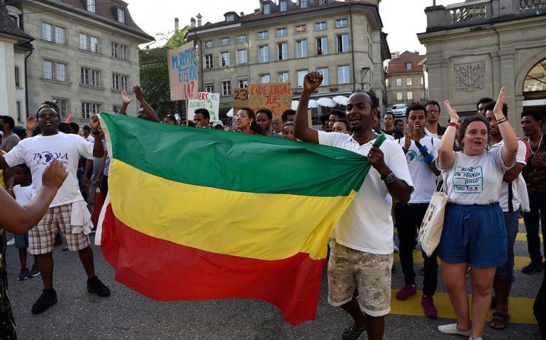 Etiyopya bayrağı ile çoğunluğunu Etiyopyalı mültecilerin oluşturduğu eylemcilerin görüntüsü