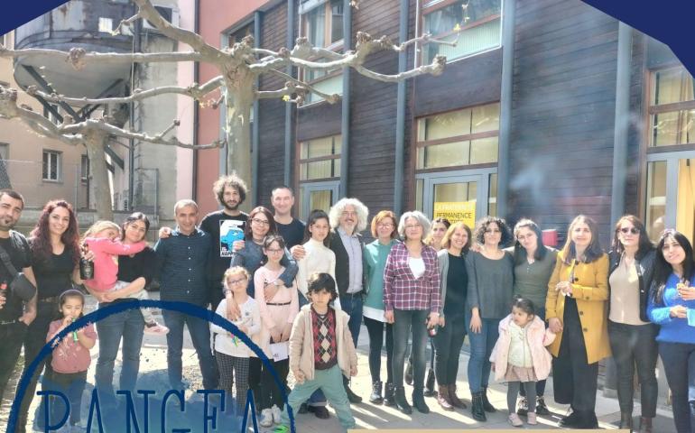 geçen yıllardan kursa katılanların toplu fotografı ve kurs duyurusu olan bir afiş