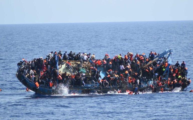 alabora olan bir göçmen teknesi