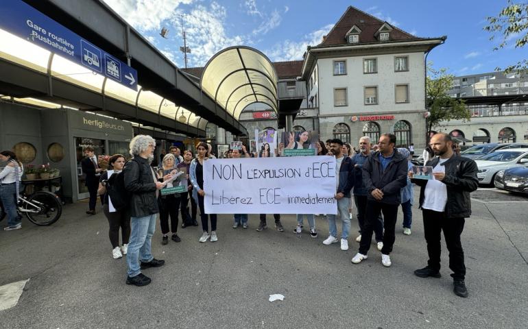 Gar önünde pankart arkasında toplanan kitle fotoğrafı