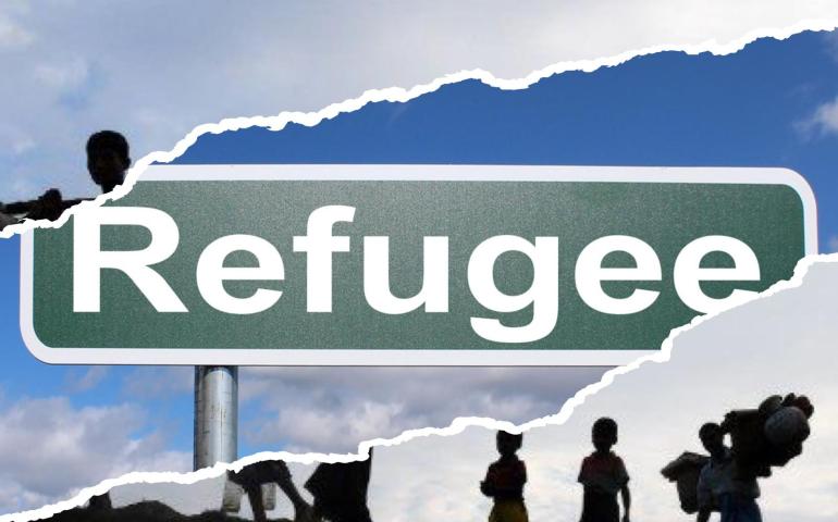 göç eden insan imajı ve refugee yazan bir tabela 