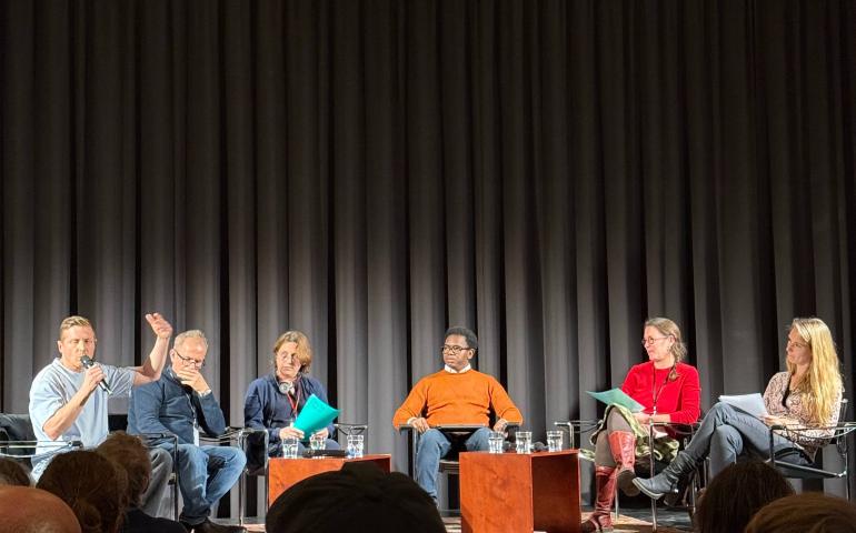 kongrede yuvarlak masa tartışmasından bir fotoğraf. 6 kişi kitlenin karşısında oturuyor