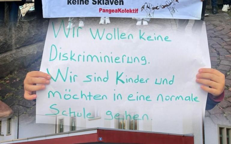 eylemden pankart, bir çocuğun elindeki döviz ve kampın görüntüsü