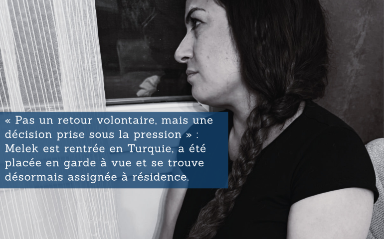 Melek Ölmezoğlu regarde dehors par la fenêtre de chez elle.