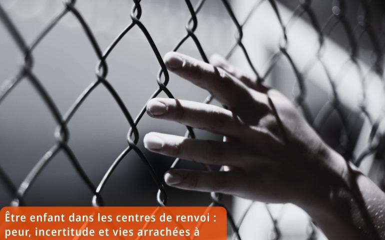 Photo en noir et blanc : une main posée contre un grillage. En haut, l’intitulé « #Saha Değerlendirmesi » (évaluation de terrain) ; en bas, le texte « Geri gönderme kamplarında çocuk olmak : Korku, belirsizlik ve çocukluktan koparılan hayatlar » (Être enfant dans les camps d’expulsion : peur, incertitude et vies arrachées à l’enfance). En bas à droite, le logo de Pangea Kolektif.