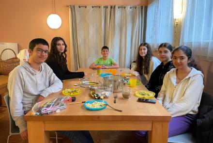 Çocuk buluşmasından 6 çocuğun masa başında oturmuş yemek yerken fotoğrafları