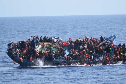alabora olan bir göçmen teknesi