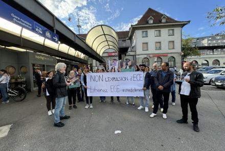 Gar önünde pankart arkasında toplanan kitle fotoğrafı
