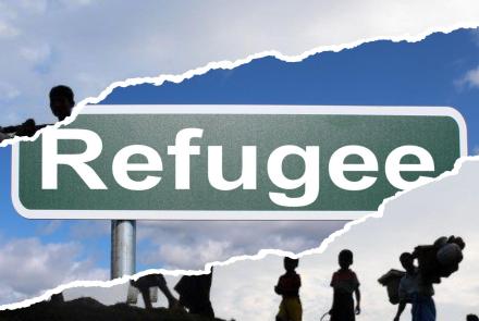 göç eden insan imajı ve refugee yazan bir tabela 