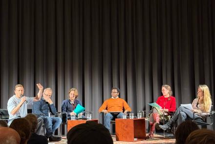 kongrede yuvarlak masa tartışmasından bir fotoğraf. 6 kişi kitlenin karşısında oturuyor