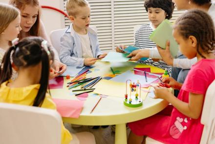 Küçük çocuklar birlikte aktivite yapıyor