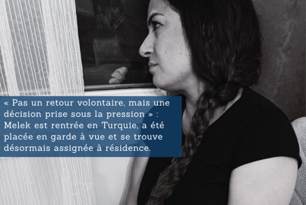 Melek Ölmezoğlu regarde dehors par la fenêtre de chez elle.